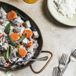 Nous sommes enchantés de vous présenter notre création du jour : la blanquette d'agneau à la sauge, servie avec un riz basmati d'une finesse exquise.