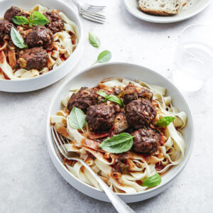 Boulettes de boeuf, tagliatelles, olives et câpres - causiday