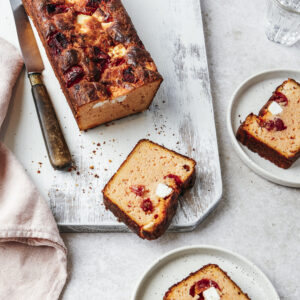 Cake Tomate-Feta, une création culinaire où la fraîcheur des tomates rencontre la richesse de la feta pour une expérience gustative inoubliable