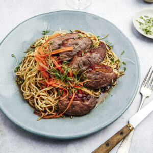 Canard du Gers laqué, nouille ramen, cebettes, coriandre, cacahuète
