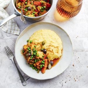 Casserole de légumes confits, polenta crémeuse, câpres et olives