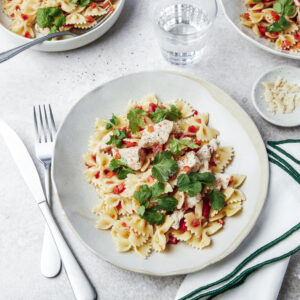 Farfalle au poulet, poivron rouge et coriandre