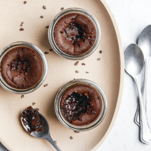 Laissez-vous emporter par l'extase chocolatée avec notre mi-cuit au chocolat grué de cacao