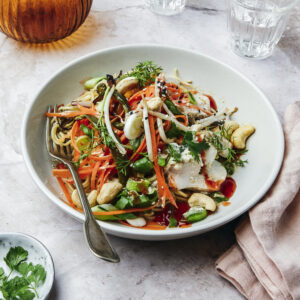 Pad Thai au poulet est une véritable explosion de saveurs, rappelant les rues animées de Bangkok