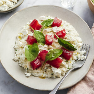 Explorez une symphonie de saveurs dans notre Risotto crémeux Parmesan, Chèvre et Gravlax de Saumon, où chaque bouchée est une invitation à un festin gustatif
