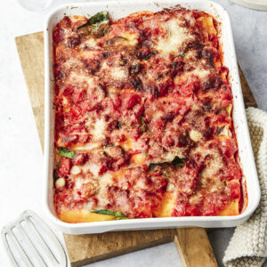 Description : Découvrez l'harmonie parfaite des saveurs italiennes avec nos Cannellonis au Gorgonzola, à la Ricotta et aux Épinards. Ces délicieuses pâtes fraîches sont généreusement garnies d'un mélange crémeux de gorgonzola, de ricotta et d'épinards, offrant une explosion de saveurs raffinées et exquises à chaque bouchée.