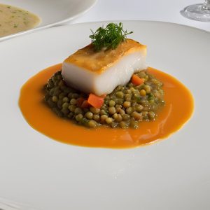 Dos de cabillaud, sauce vierge et mousseline de lentille corail